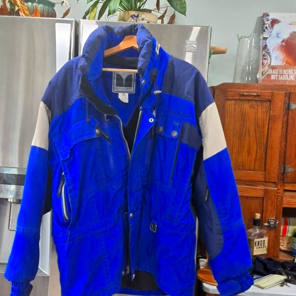 Columbia Ski jacket, vent in back , hooded.